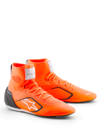 Zapatos de karting Alpinestars Supertech K - FIA, en naranja flúor, negro y blanco, con parte superior de punto de caña alta, contrafuerte de talón de TPU negro, logo de Alpinestars blanco y etiqueta de certificación FIA en la zona de la lengüeta