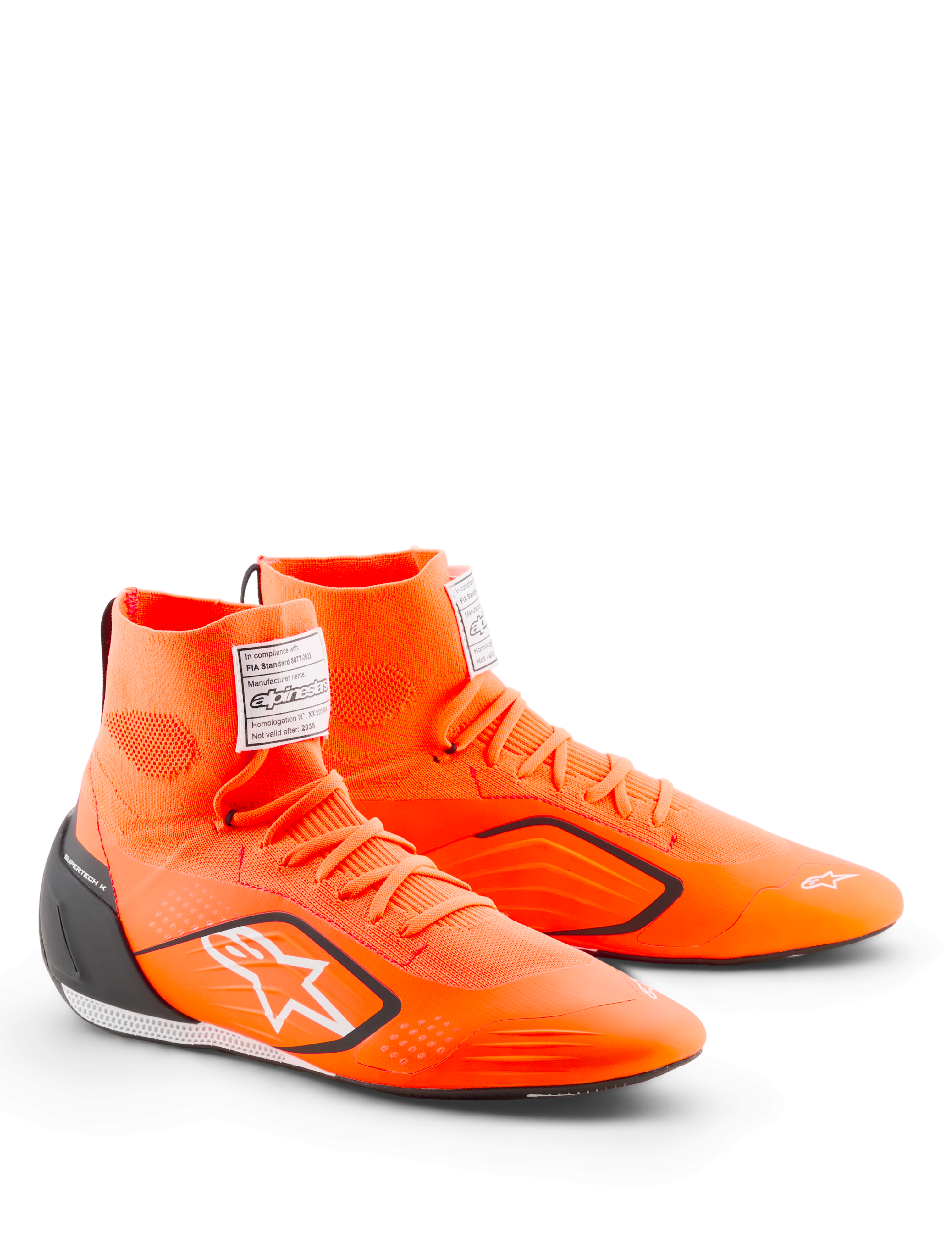 Zapatos de karting Alpinestars Supertech K - FIA, en naranja flúor, negro y blanco, con parte superior de punto de caña alta, contrafuerte de talón de TPU negro, logo de Alpinestars blanco y etiqueta de certificación FIA en la zona de la lengüeta