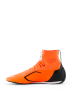 Alpinestars Supertech K Shoes - FIA, zapatos de carreras para karting, naranja flúor, negro y blanco, vista lateral con parte superior de punto sin costuras, cuello del tobillo integrado, contrafuerte del talón de TPU negro y suela de alto rendimiento ultrafina.
