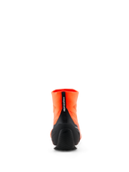 Alpinestars Supertech K Shoes - FIA, zapatos de karting, naranja fluo y negro, vista trasera que muestra la parte superior tejida, contrafuerte de talón de TPU inyectado negro y tirador vertical con la marca Alpinestars, calzado profesional para deportes de motor.
