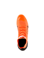 Alpinestars Supertech K Shoes - FIA, zapatos de karting, naranja flúor, negro y blanco, vista superior que muestra la construcción superior tejida, cordones naranjas, logotipo Astars blanco en la puntera y contrafuerte del talón negro