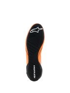 Alpinestars Supertech K Shoes - FIA, zapatos de karting, naranja flúor, negro y blanco, vista de la suela de goma negra con dibujo asimétrico, logotipos de Alpinestars blancos en la punta y el talón, suela de alto rendimiento ultrafina