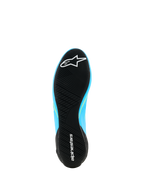 Zapatos Alpinestars Supertech K - FIA, calzado de karting, azul claro y negro con detalles en amarillo flúor, vista inferior de la suela de goma ultrafina con dibujo asimétrico y logotipo de Alpinestars