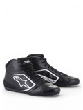 Zapatos Alpinestars Tech-1 K Start V2, zapatos de karting en negro y blanco, con parte superior de microfibra ligera, paneles de ventilación perforados y gráficos del logotipo Astars en blanco.