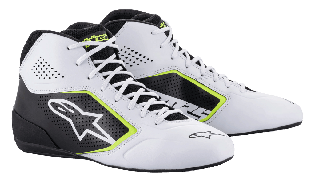 Zapatillas Alpinestars Tech-1 K Start V2, calzado de karting, blanco, negro y amarillo flúor, con paneles laterales perforados, logotipo de estrella blanca grande y detalles en amarillo neón, calzado profesional para automovilismo
