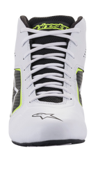 Alpinestars Tech-1 K Start V2 Shoes, zapatillas de karting, blanco, negro y amarillo flúor, vista frontal con cordones blancos, lengüeta de malla negra con logotipo amarillo y confección de microfibra blanca con paneles laterales perforados.
