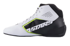 Zapatillas Alpinestars Tech-1 K Start V2, zapatillas de karting, blanco, negro y amarillo flúor, vista lateral con una parte superior de microfibra blanca perforada, panel lateral negro con el logotipo ASTARS destacado, detalles en amarillo neón y suela negra estilizada.