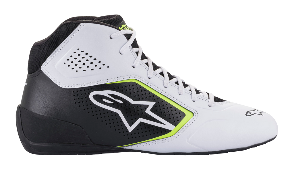 Zapatillas Alpinestars Tech-1 K Start V2, zapatillas de karting, blanco, negro y amarillo flúor, perfil lateral con paneles de microfibra perforada, logotipo de Alpinestars blanco con borde amarillo fluorescente, diseño deportivo elegante para karting