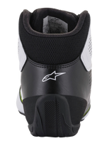 Zapatillas Alpinestars Tech-1 K Start V2, zapatillas de karting, blanco, negro y amarillo fluo, vista trasera que muestra el contrafuerte ergonómico negro con el logotipo de la estrella blanca, cuello acolchado y suela de goma duradera para rendimiento en deportes de motor