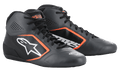 Zapatillas Alpinestars Tech-1 K Start V2, zapatillas de karting, color negro asfalto y naranja flúor, con parte superior de microfibra perforada, detalles en naranja brillante, logo Astar blanco en el lateral y un diseño de competición de perfil bajo