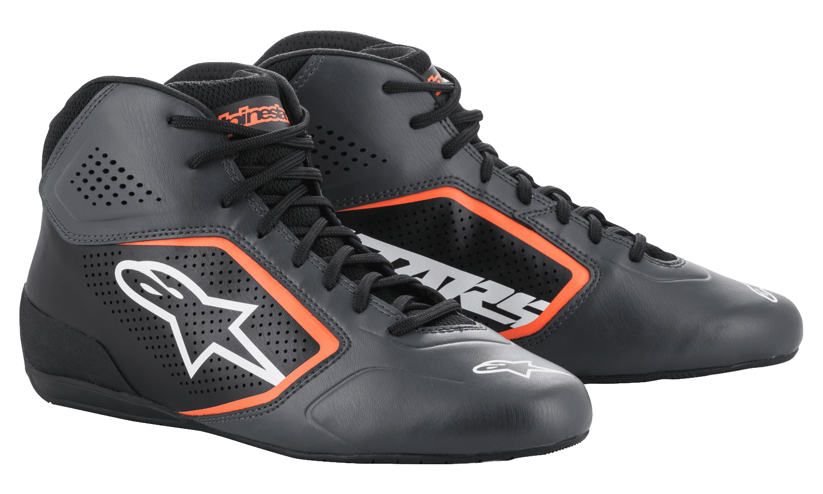 Zapatillas Alpinestars Tech-1 K Start V2, zapatillas de karting, color negro asfalto y naranja flúor, con parte superior de microfibra perforada, detalles en naranja brillante, logo Astar blanco en el lateral y un diseño de competición de perfil bajo