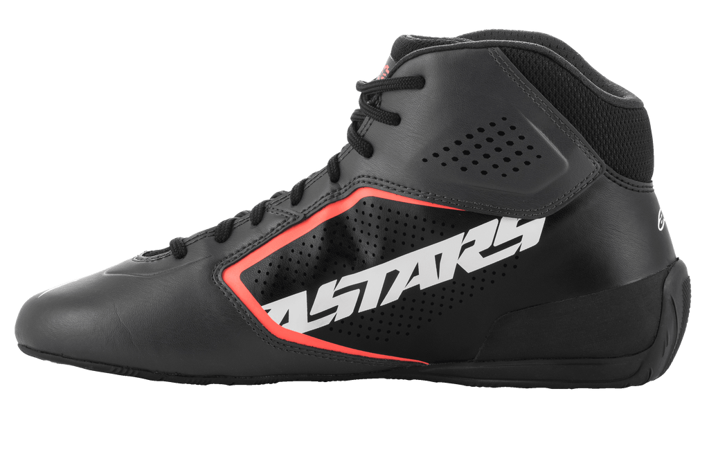Zapatillas Alpinestars Tech-1 K Start V2, zapatillas de karting, negro asfalto y naranja flúor, perfil lateral con gran logotipo ASTARS blanco, parte superior de microfibra perforada con detalles en naranja flúor, diseño elegante de automovilismo