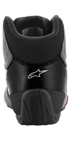 Zapatillas Alpinestars Tech-1 K Start V2, zapatillas de karting, negro asfalto y naranja flúor, vista posterior que muestra el logotipo blanco de Alpinestars, cuello de Aquiles de malla y contrafuerte de talón de caucho reforzado para mayor estabilidad