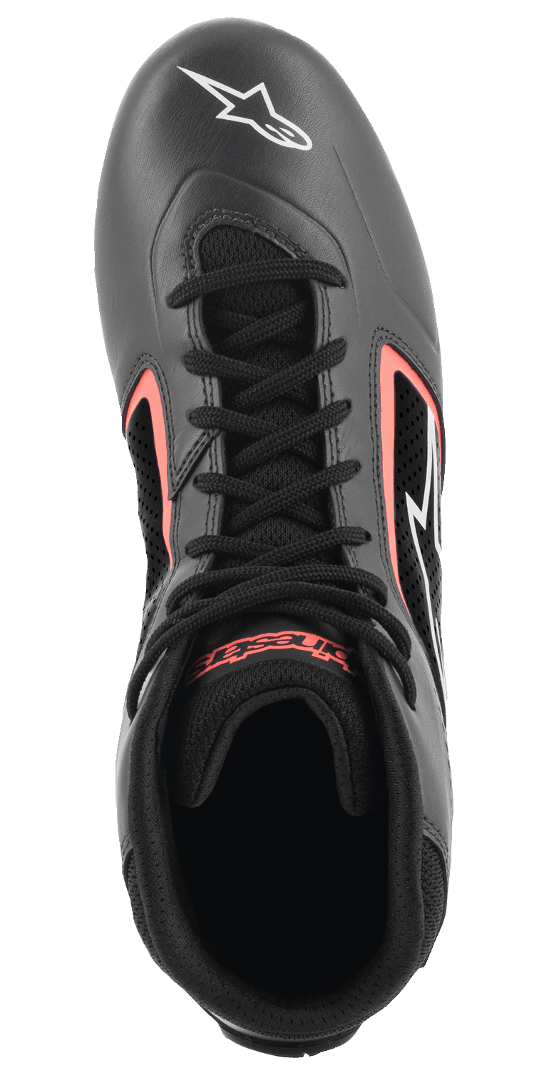 Zapatillas Alpinestars Tech-1 K Start V2, calzado de karting, color negro asfalto y naranja flúor, vista desde arriba, con cordones negros, logotipo de estrella blanca en la puntera y paneles perforados transpirables con detalles en naranja brillante