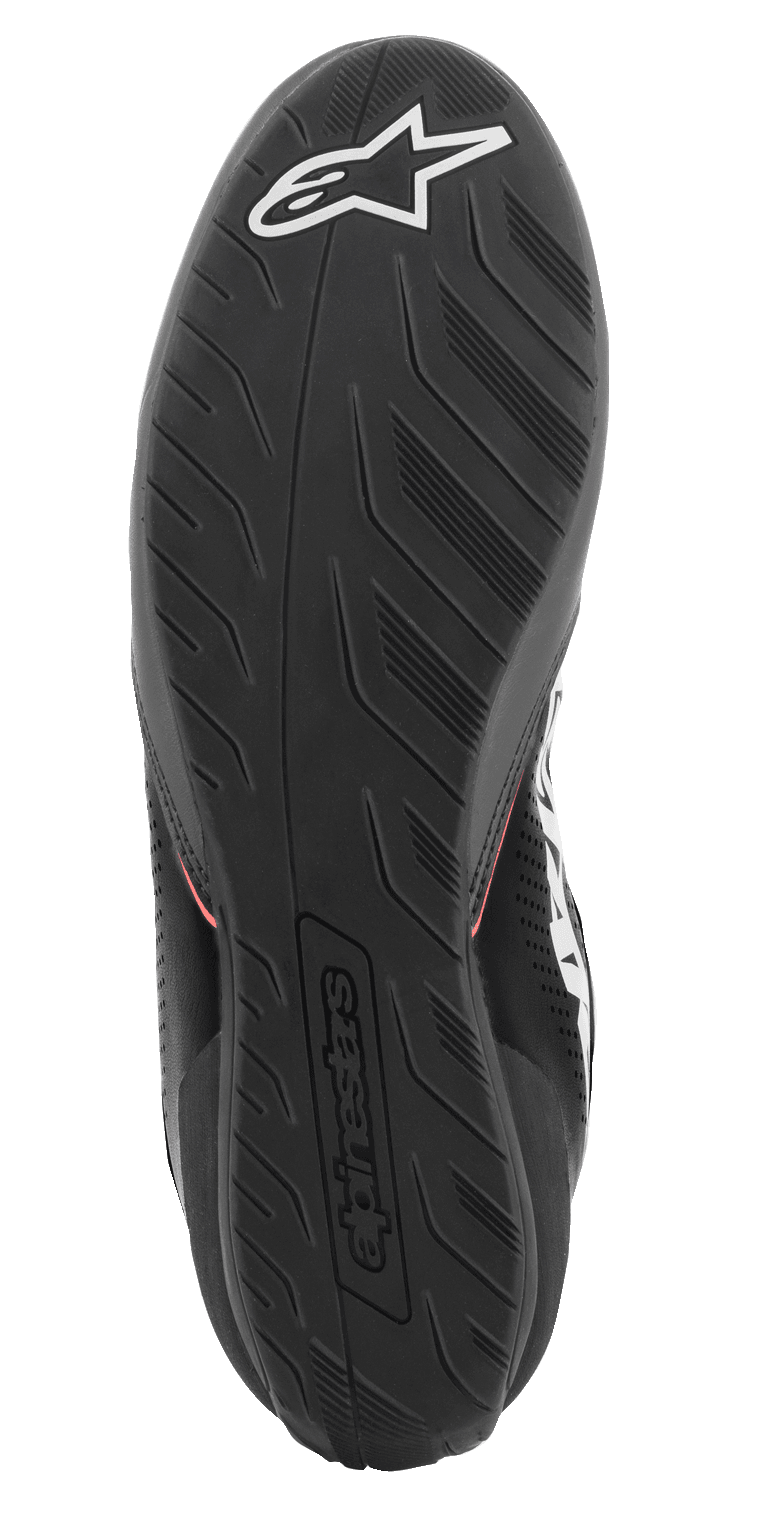 Alpinestars Tech-1 K Start V2, zapatillas de karting, vista de la suela, goma negra con dibujo texturizado, con el logotipo de Alpinestars en blanco y marca en relieve en el talón, diseñadas para el agarre al pedal de carreras