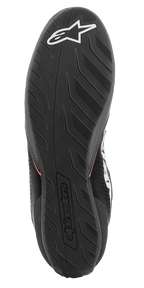 Alpinestars Tech-1 K Start V2, zapatillas de karting, vista de la suela, goma negra con dibujo texturizado, con el logotipo de Alpinestars en blanco y marca en relieve en el talón, diseñadas para el agarre al pedal de carreras