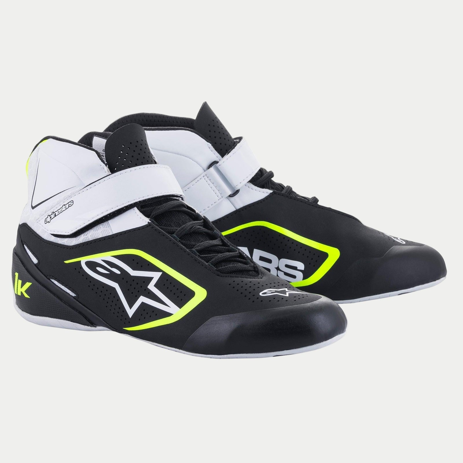 Zapatos Alpinestars Tech-1 K V2, calzado para karting, negro, blanco y amarillo flúor, calzado de carreras de caña media con microfibra perforada, sistema de cierre doble con correa de velcro blanca y cordones, logotipo destacado de Alpinestars en el lateral