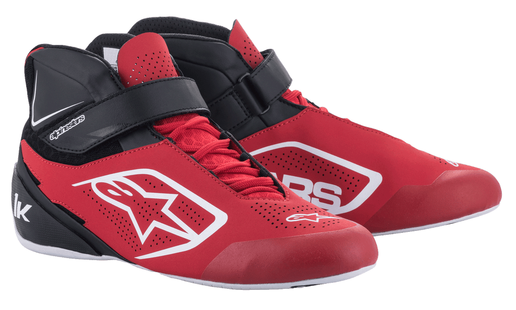 Zapatillas de karting Alpinestars Tech-1 K V2, rojo, negro y blanco, calzado de competición de corte medio con cordones rojos y correa de velcro negra en el tobillo, parte superior de microfibra perforada con logotipos Alpinestars en blanco, diseño ergonómico para karting profesional
