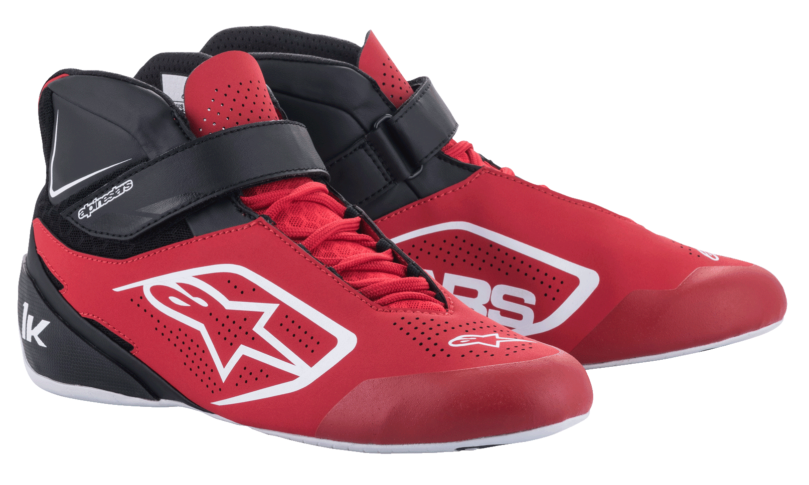 Zapatillas de karting Alpinestars Tech-1 K V2, rojo, negro y blanco, calzado de competición de corte medio con cordones rojos y correa de velcro negra en el tobillo, parte superior de microfibra perforada con logotipos Alpinestars en blanco, diseño ergonómico para karting profesional