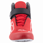 Zapatos Alpinestars Tech-1 K V2, zapatos de karting, rojo, negro y blanco, vista frontal con una correa negra de gancho y bucle en el tobillo y cordones rojos, parte superior roja perforada con logotipos Astars en blanco, diseño ergonómico para carreras de karts