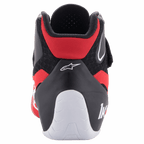 Zapatos Alpinestars Tech-1 K V2, zapatos de karting, rojo, negro y blanco, vista trasera que muestra el cuello de Aquiles de corte bajo, refuerzo del talón blanco con el logotipo "1K" y el logotipo de la estrella de Alpinestars en la parte superior negra