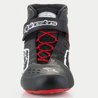Zapatos Alpinestars Tech-1 KX V3, zapatos de karting, negros, blancos y rojos, vista frontal que presenta cordones asimétricos rojos, una correa de velcro negra en el tobillo con el logo en blanco y una etiqueta de certificación FIA 8877-2022 visible en la lengüeta.