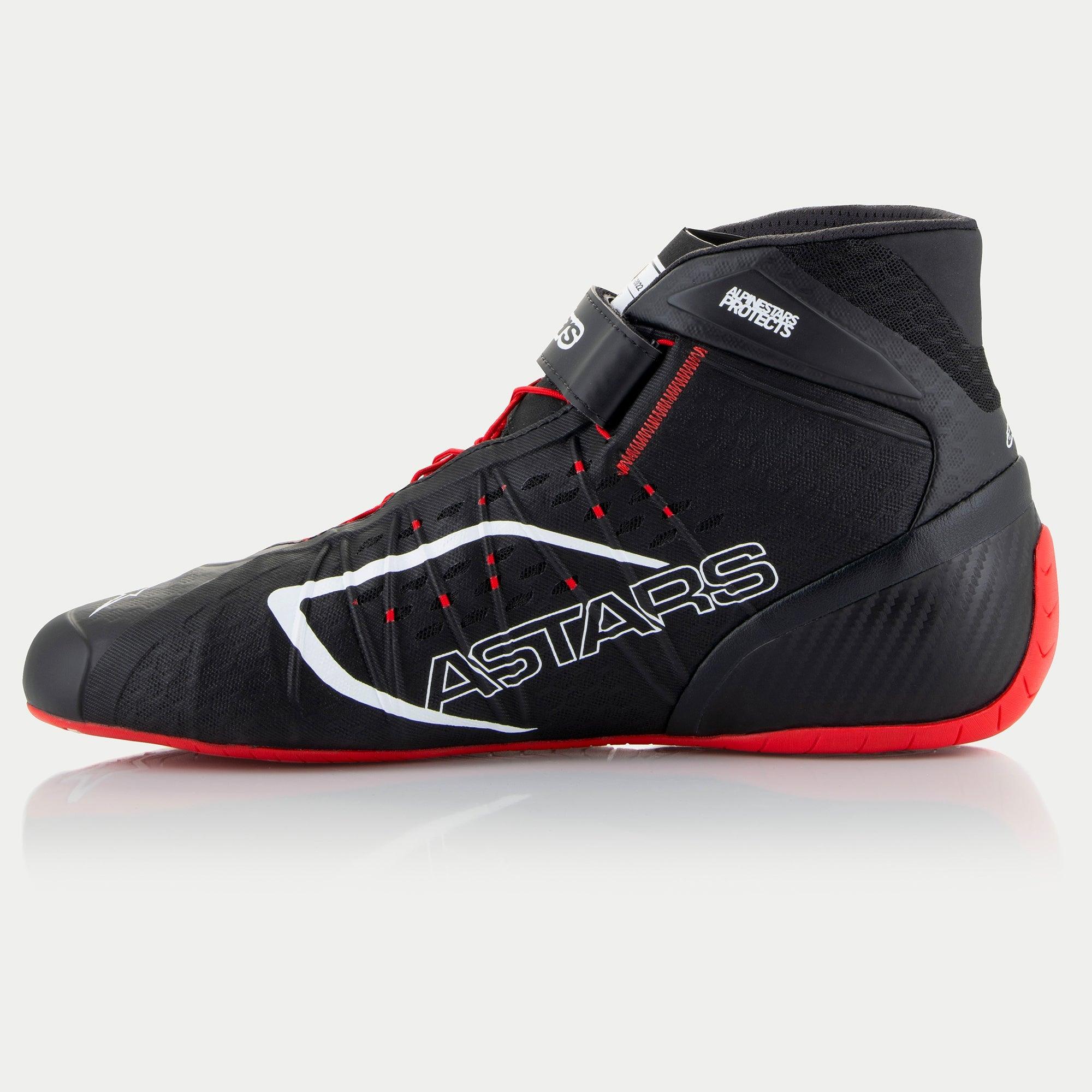 Zapatillas de karting Alpinestars Tech-1 KX V3, negro, blanco y rojo, perfil lateral con logotipo ASTARS blanco, suela exterior roja y perforaciones cortadas por láser, calzado profesional de automovilismo para carreras