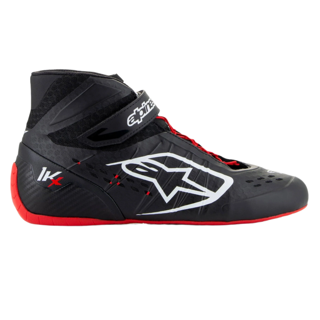 Zapatos Alpinestars Tech-1 KX V3, calzado de carreras para karting, negro, blanco y rojo, perfil lateral con construcción termosoldada sin costuras, gran logotipo lateral blanco, diseño de caña alta con correa de velcro y suela de goma roja fina
