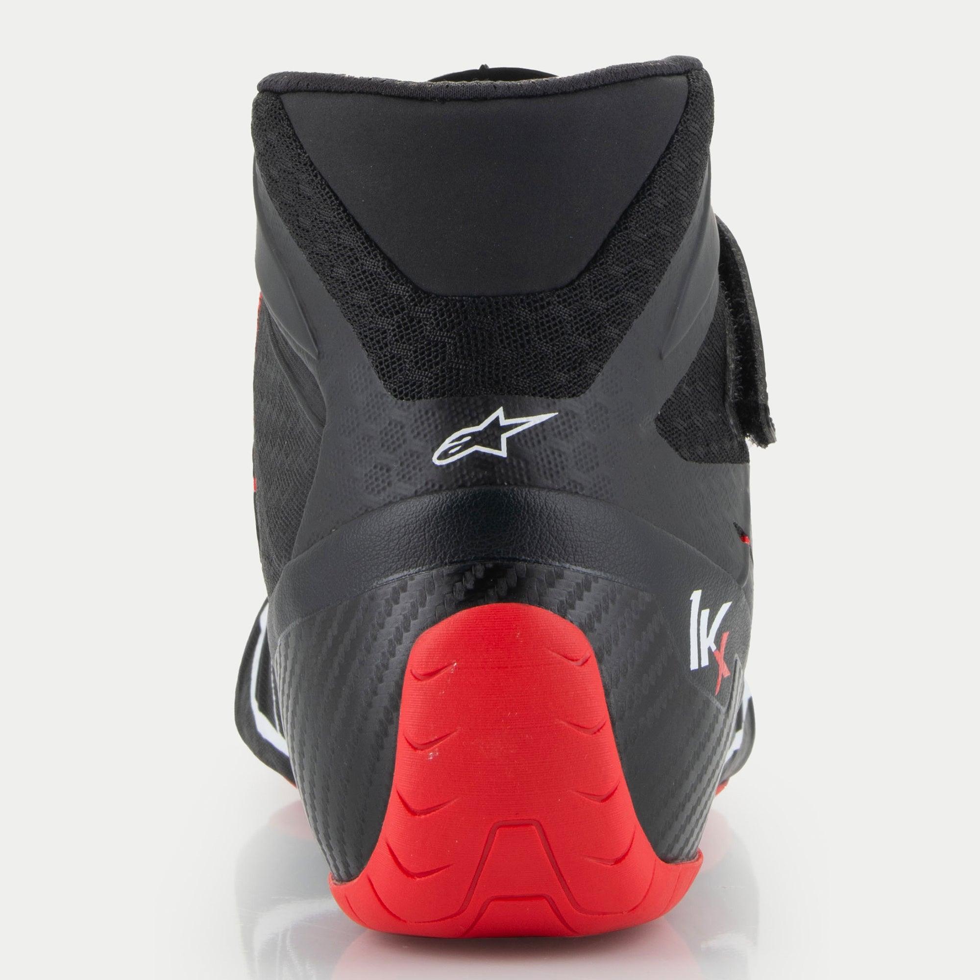 Zapatos Alpinestars Tech-1 KX V3, calzado de karting, negro, blanco y rojo, vista trasera que muestra el talón rojo contorneado y el logotipo blanco, con un acabado texturizado y cuello de malla transpirable para rendimiento en pista