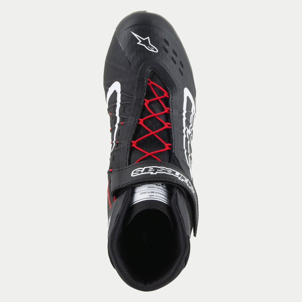 Zapatos Alpinestars Tech-1 KX V3, zapatos de karting, negro, blanco y rojo, vista superior con cordones rojos y una correa negra en el tobillo con marca en blanco, logo Alpinestars blanco en la puntera, diseño elegante y transpirable para rendimiento en automovilismo