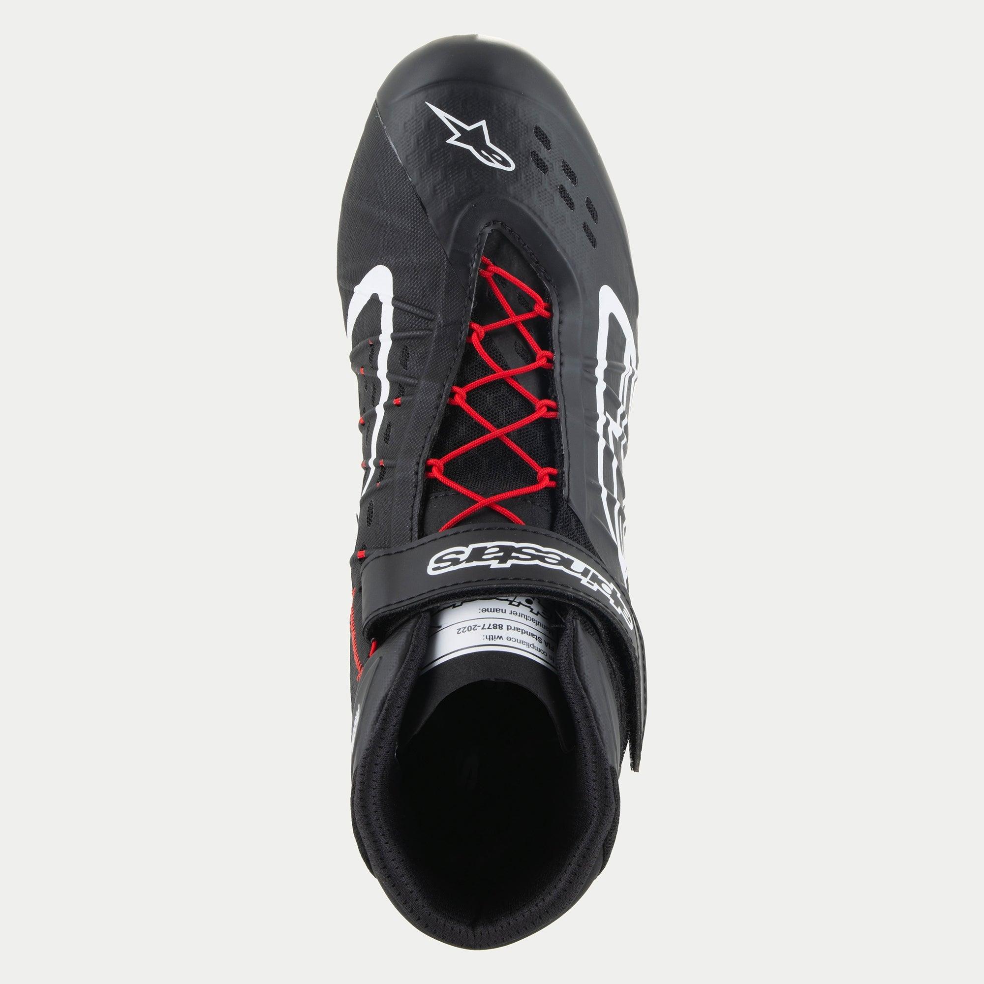 Zapatos Alpinestars Tech-1 KX V3, zapatos de karting, negro, blanco y rojo, vista superior con cordones rojos y una correa negra en el tobillo con marca en blanco, logo Alpinestars blanco en la puntera, diseño elegante y transpirable para rendimiento en automovilismo