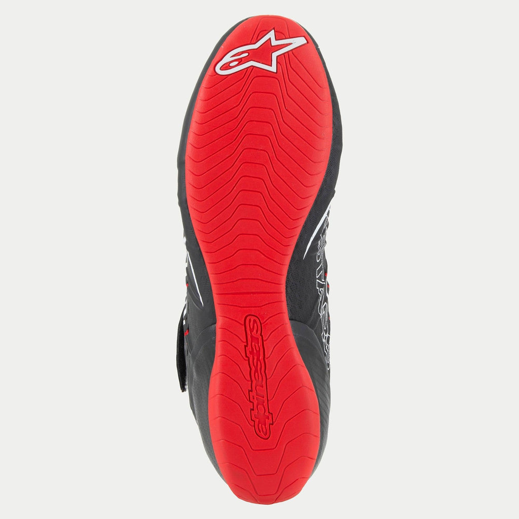 Zapatos Alpinestars Tech-1 KX V3, vista de la suela, suela exterior de goma fina en color rojo brillante con patrón de agarre texturizado, logotipo de la estrella Alpinestars en blanco en el talón y marca en relieve, calzado profesional de karting