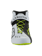 Zapatillas Alpinestars Tech-1 KX V3 - FIA, calzado para karting, negro, blanco y amarillo flúor, vista frontal con cordones amarillos fluorescentes, correa de tobillo blanca con marca en negro, diseño asimétrico de bloques de color y detalles de ventilación cortados con láser