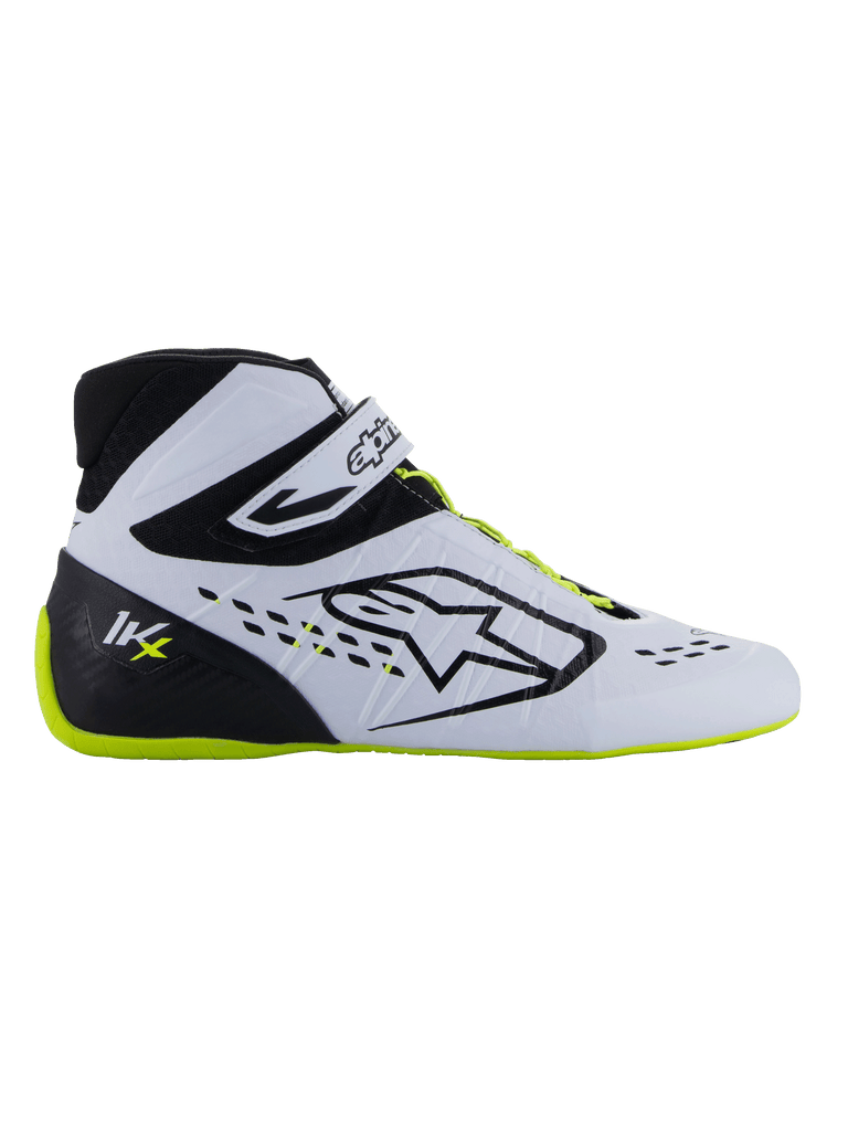Zapatos Alpinestars Tech-1 KX V3 - FIA, calzado de karting, negro, blanco y amarillo flúor, perfil lateral estilizado con parte superior blanca termo-soldada, refuerzo del talón negro con logo KX, suela y cordones amarillo flúor, diseño profesional de automovilismo para karting