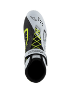 Alpinestars Tech-1 KX V3 Shoes, zapatillas de karting FIA, negro, blanco y amarillo fluo, vista superior que muestra el sistema de cordones asimétricos amarillo neón, correa de velcro blanca en el tobillo y perforaciones cortadas con láser en la puntera