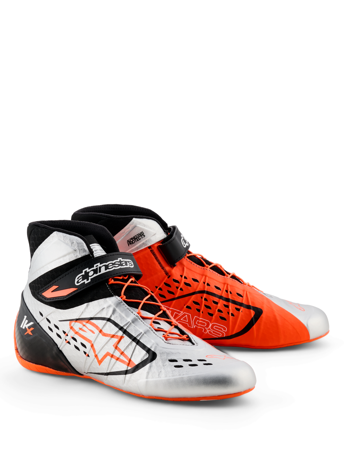 Zapatillas Alpinestars Tech-1 KX V3 - FIA, zapatillas de karting, negro, plateado y naranja flúor, diseño de colores asimétricos con una zapatilla plateada y otra naranja, con cordones asimétricos y correas ajustables en el tobillo, construcción ligera y estilizada para rendimiento en competición