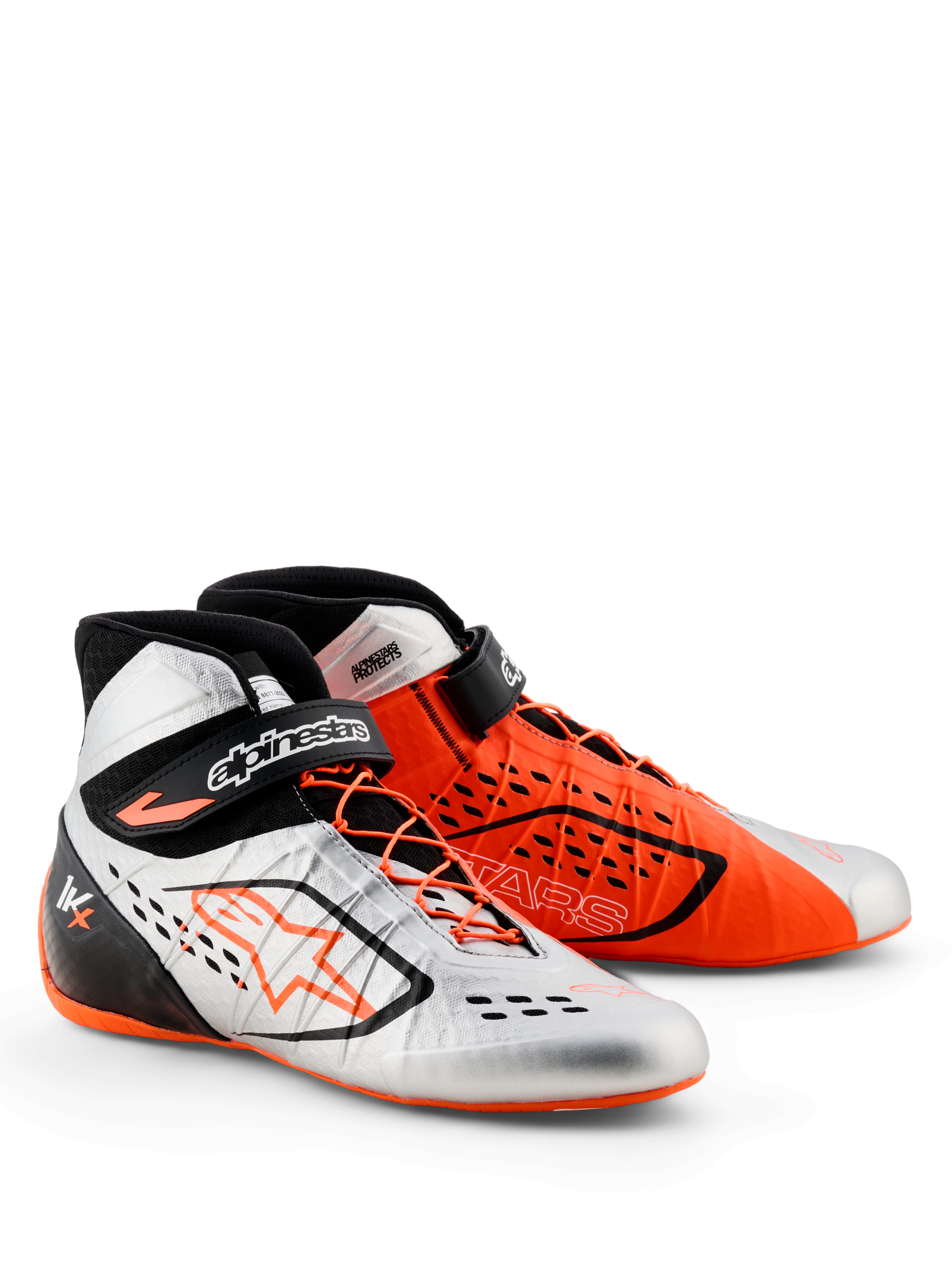 Zapatillas Alpinestars Tech-1 KX V3 - FIA, zapatillas de karting, negro, plateado y naranja flúor, diseño de colores asimétricos con una zapatilla plateada y otra naranja, con cordones asimétricos y correas ajustables en el tobillo, construcción ligera y estilizada para rendimiento en competición