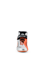 Zapatos Alpinestars Tech-1 KX V3, calzado de karting, negro, plata y naranja flúor, vista frontal, parte superior plateada y naranja fluorescente, cordones asimétricos naranjas, correa de tobillo negra con marca blanca, calzado de competición elegante con certificación FIA