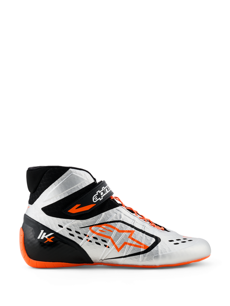 Zapatos Alpinestars Tech-1 KX V3, zapatos de karting, plateado, negro y naranja flúor, vista de perfil con construcción termosoldada sin costuras, cordones asimétricos naranjas, llamativo logo Astar naranja en el lateral y suela de goma fina naranja flúor