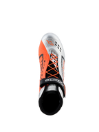 Alpinestars Tech-1 KX V3 Shoes - FIA, zapatos de karting, negro, plateado y naranja flúor, vista superior que muestra los cordones asimétricos naranjas, la correa de velcro con logo y las perforaciones transpirables cortadas con láser en la puntera plateada