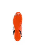 Zapatos Alpinestars Tech-1 KX V3, vista de la suela, goma naranja flúor brillante, patrón de dibujo ondulado con logotipo blanco y marca en relieve, diseñado para el agarre en karting y la sensibilidad con los pedales