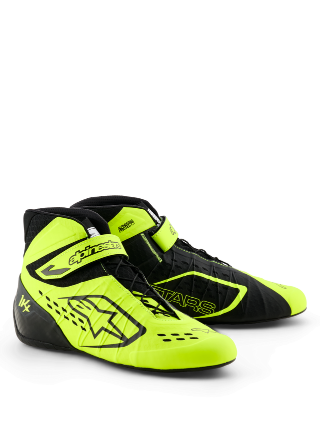 Zapatos de karting Alpinestars Tech-1 KX V3, negro y amarillo flúor, perfil de rendimiento estilizado, cordones asimétricos con correa ajustable en el tobillo, perforaciones cortadas con láser para transpirabilidad, construcción ligera termo-soldada, calzado de competición certificado FIA 8877-2022