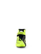 Zapatillas Alpinestars Tech-1 KX V3, zapatillas de karting, negro y amarillo flúor, vista frontal que muestra el sistema de cordones asimétrico y la correa ajustable en el tobillo con el logotipo de Alpinestars, diseño estilizado y ligero para un rendimiento en carreras con certificación FIA