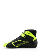 Zapatillas de karting Alpinestars Tech-1 KX V3, negro y amarillo flúor, vista de perfil lateral que muestra la construcción termosoldada sin costuras, perforaciones cortadas con láser, detalles en amarillo brillante con la marca ASTARS y correa ajustable en el tobillo, diseño de automovilismo elegante
