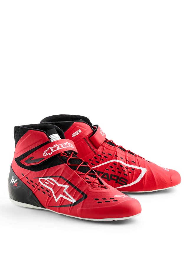Zapatillas Alpinestars Tech-1 KX V3, calzado de karting, rojo y negro, con sistema de cordones asimétrico y correa de velcro en el tobillo, logotipos de Alpinestars en blanco, tomas de aire cortadas con láser y construcción ligera sin costuras para un rendimiento profesional en automovilismo