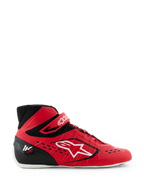 Alpinestars Tech-1 KX V3 Karting Shoes, rojo y negro, vista de perfil lateral con logotipo grande de Alpinestars en blanco, sistema de cordones asimétrico, correa de velcro en el tobillo y diseño ligero sin costuras para rendimiento en el automovilismo