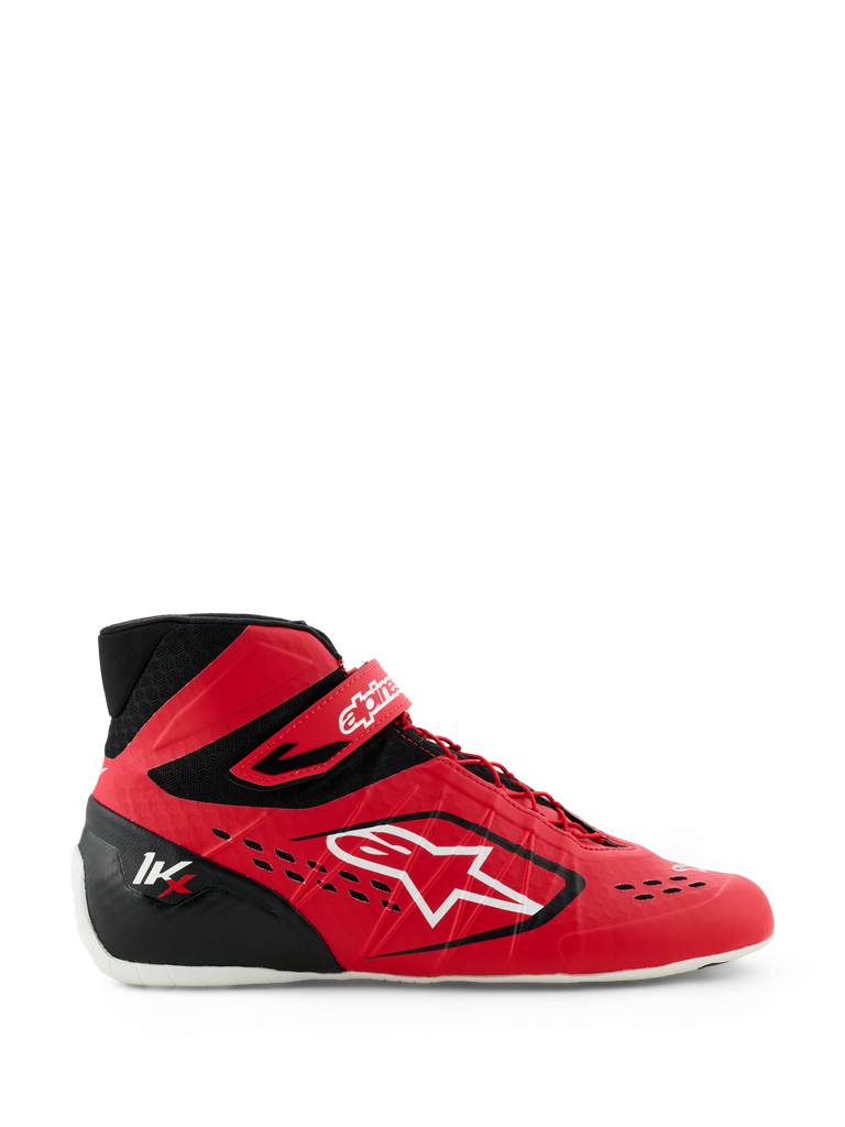 Alpinestars Tech-1 KX V3 Karting Shoes, rojo y negro, vista de perfil lateral con logotipo grande de Alpinestars en blanco, sistema de cordones asimétrico, correa de velcro en el tobillo y diseño ligero sin costuras para rendimiento en el automovilismo
