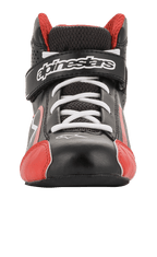 Alpinestars Youth Tech-1 K Shoes, zapatos de karting, negro, blanco y rojo, vista frontal con cordones blancos y correa de velcro con la marca, detalles rojos en la puntera, construcción ligera de microfibra y malla