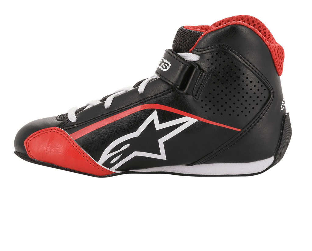 Zapatillas Alpinestars Youth Tech-1 K, calzado de karting, negro, blanco y rojo, perfil lateral con el logo de la estrella blanca, cuello de malla roja, cordones blancos y correa en el tobillo, diseño ligero de microfibra y malla para competición