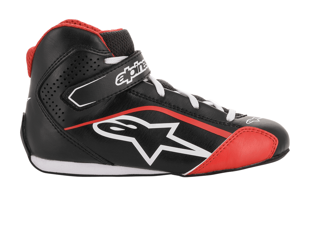 Alpinestars Youth Tech-1 K Shoes, zapatos de karting juveniles, negro, blanco y rojo, perfil lateral con construcción de microfibra, logotipo de Alpinestars en blanco, correa de tobillo con cierre de velcro y paneles laterales perforados para ventilación.